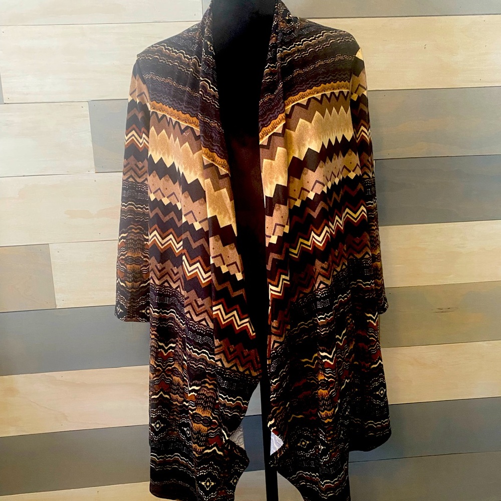 Gorgeous lightweight asymmetrical hem jacket. Three-quarter sleeve.